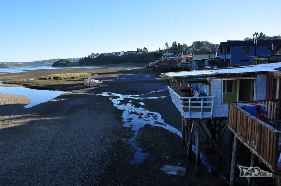 Construções típicas em Castro, a capital da ilha de Chiloé, no sul do Chile. A maré está bem seca e este local é famoso por suas pousadas caras e restaurantes